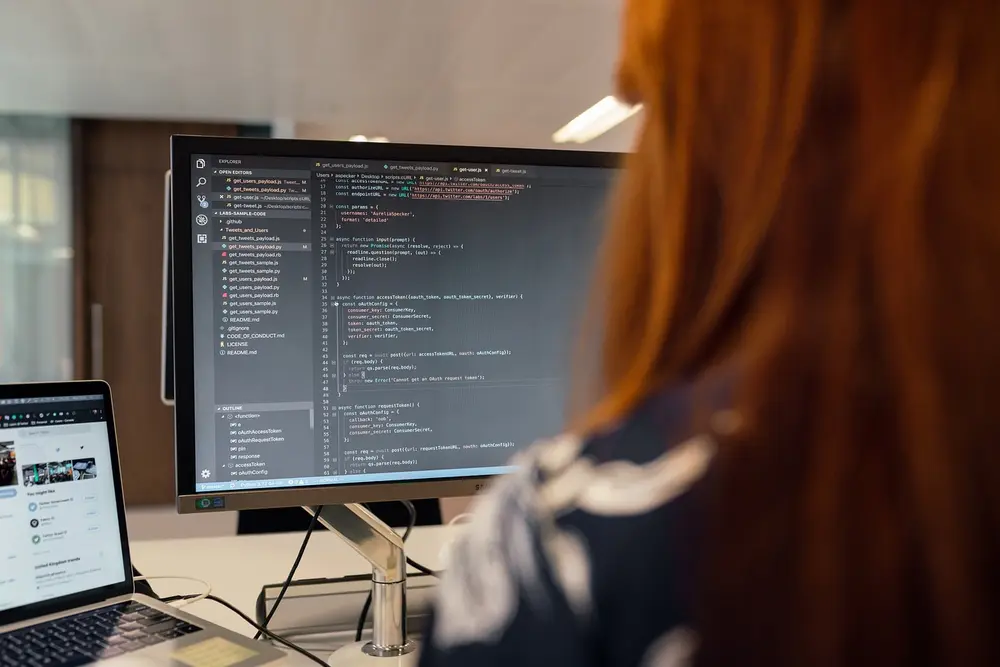 Profissionais explorando soluções digitais e IA para pesquisas de mercado