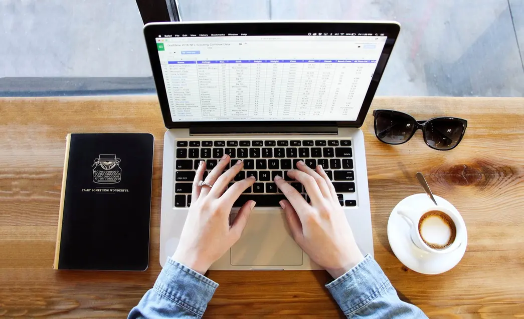 Tela de computador com painel de automação de email marketing