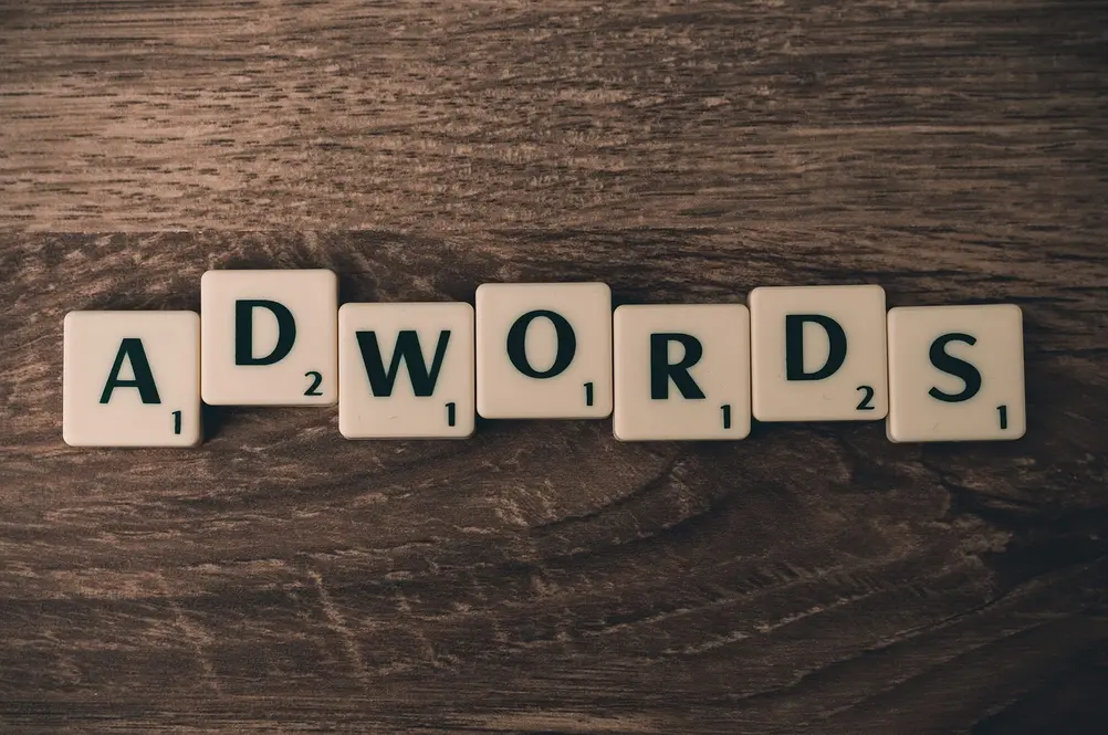 Empreendedor utilizando Meta Ads para anunciar no Facebook e Instagram