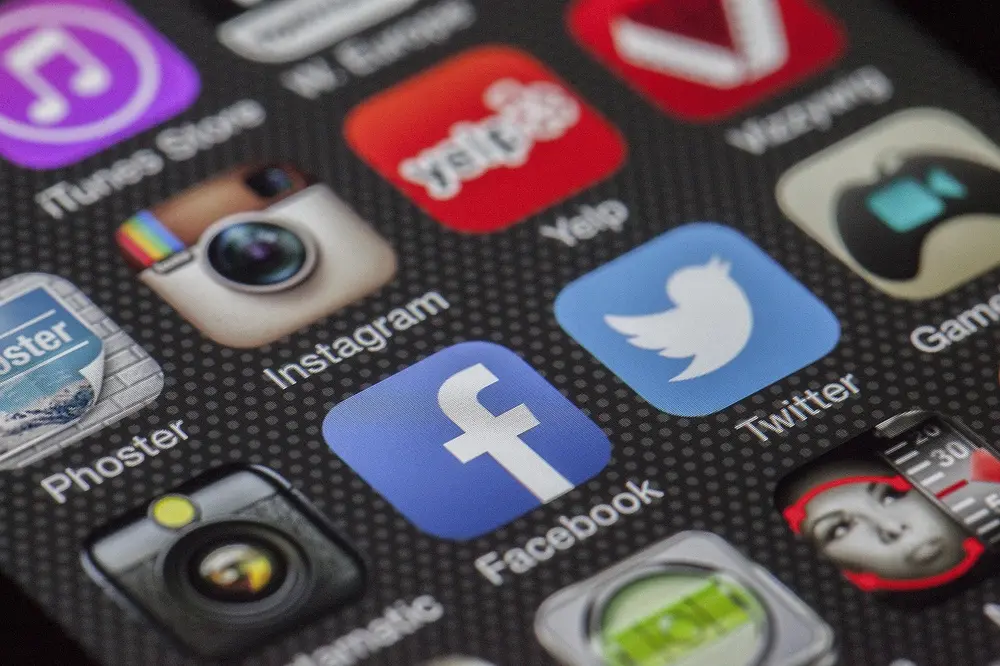 Pessoa configurando perfil no Instagram com hashtags e legendas para ganhar seguidores
