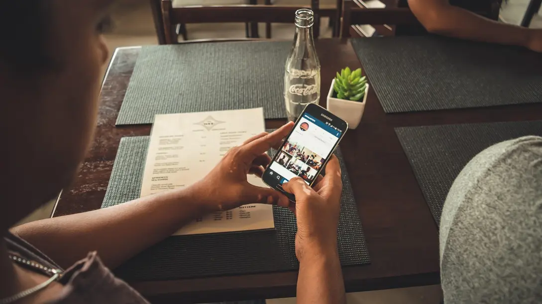 Configurações do Instagram para ocultar seguidores mostrando opções no smartphone