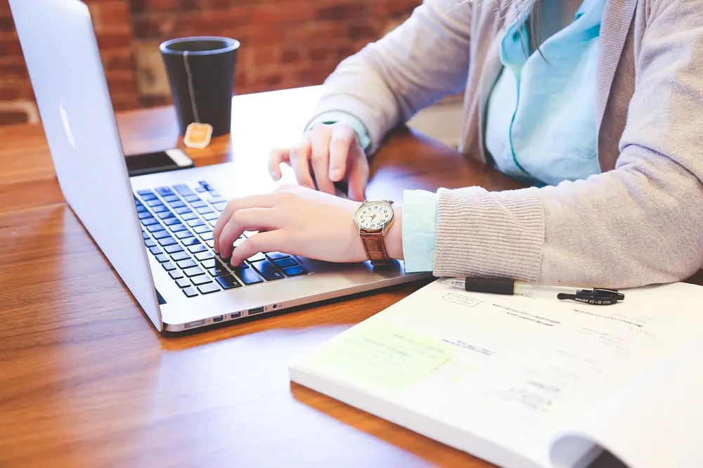 Profissional gerenciando mensagens no Direct Instagram para clientes