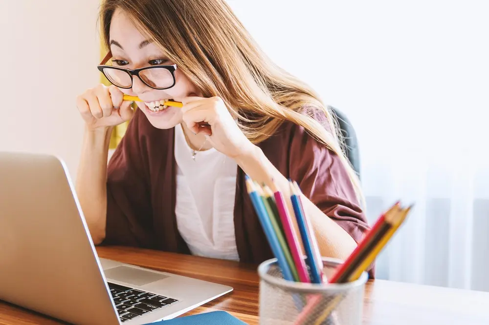 conteúdo para estudar para o ENEM e concursos com estudante focado