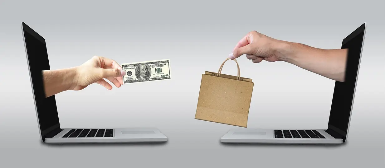 Profissional definindo público-alvo para anúncios precisos na Shopee e Mercado Livre