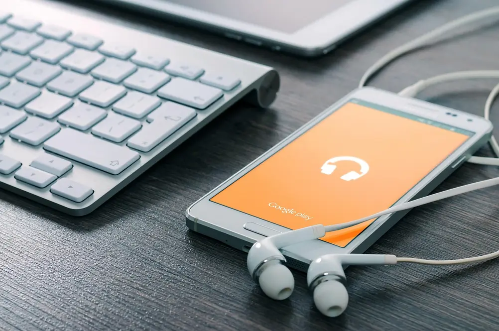 Dispositivos móveis mostrando plataformas Android e iOS para desenvolver aplicativo