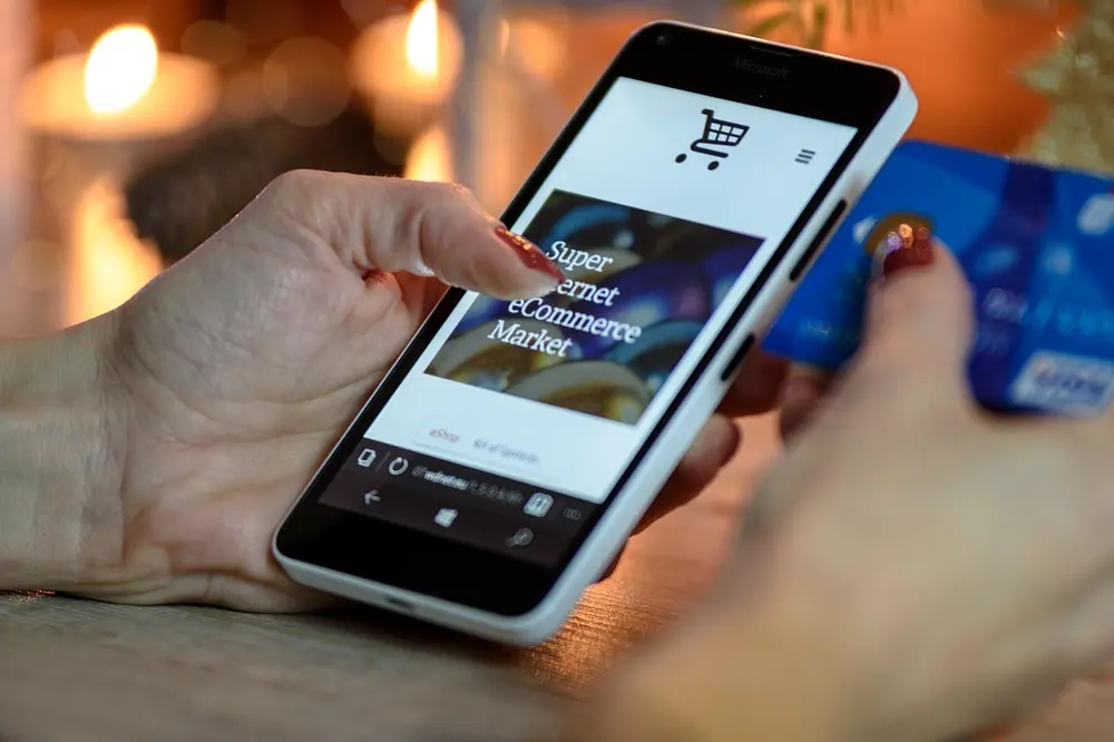 Cliente usando aplicativo de vendas para realizar compra online
