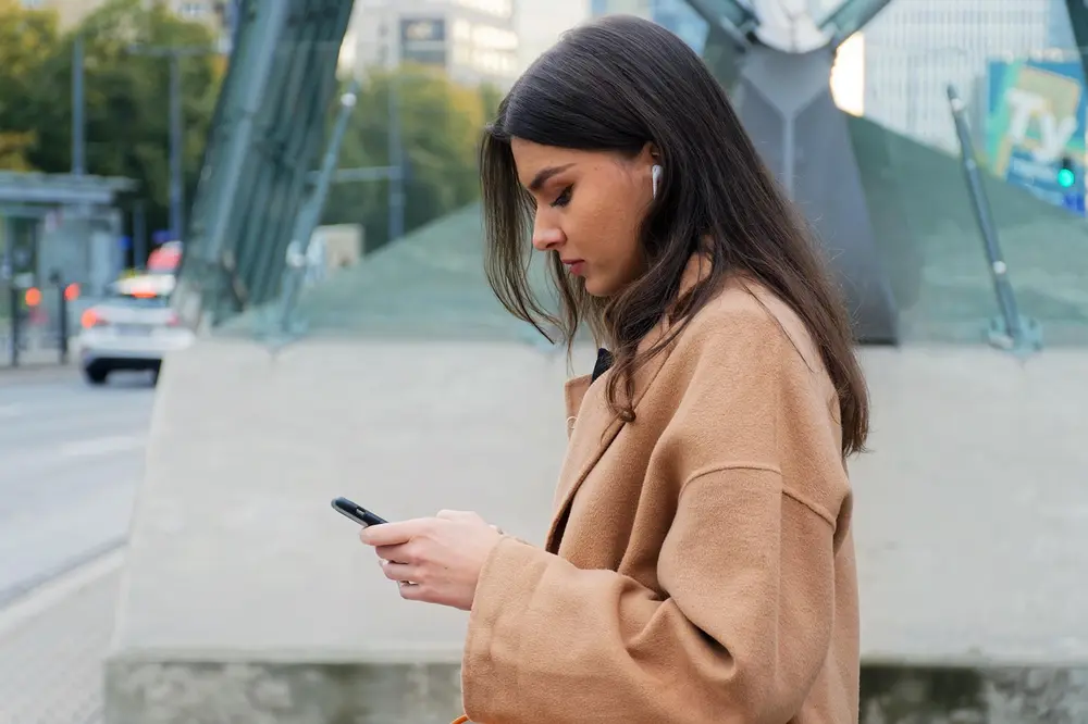 Pessoa visualizando problema no Direct Instagram no celular