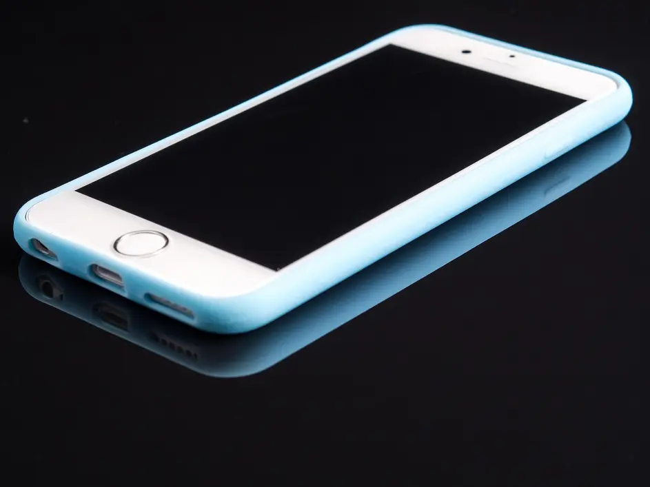 Tela de smartphone com anúncio preciso e eficaz em marketplace