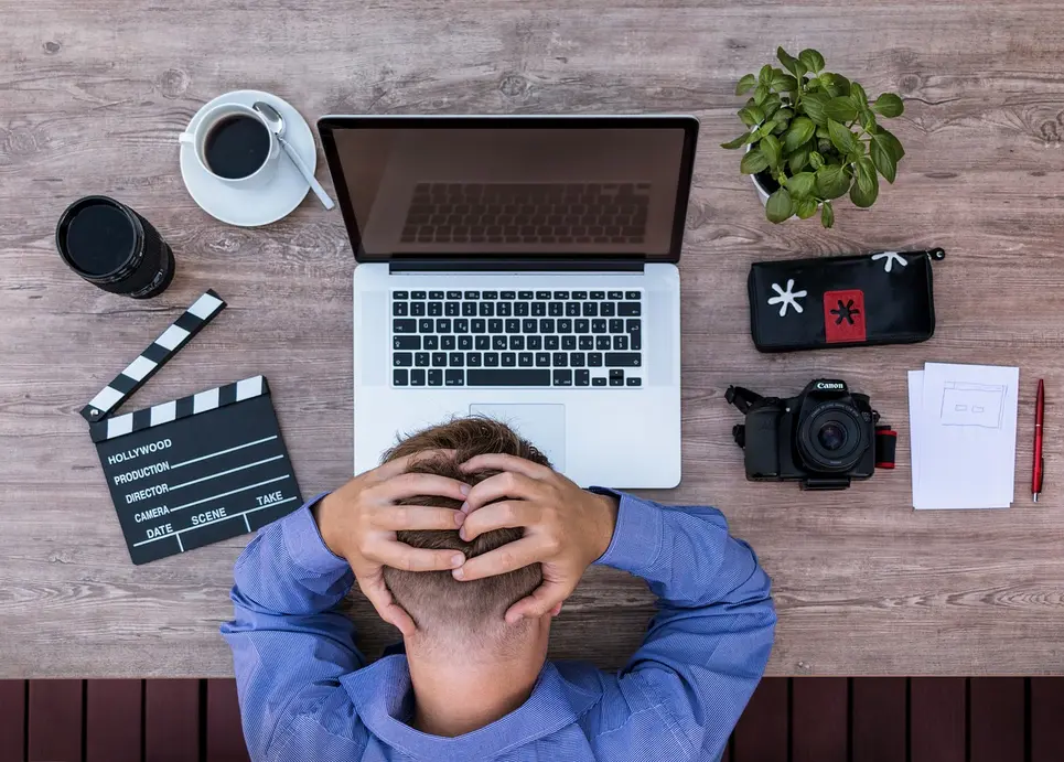 Profissional observando erros ao definir frequência ideal para conteúdos