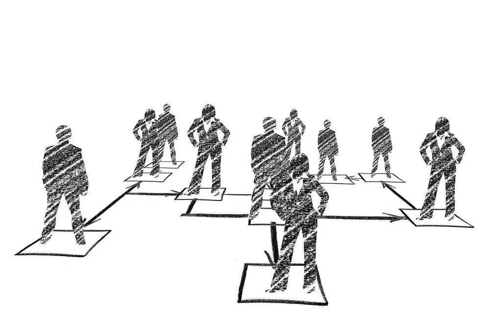 Especialista treinando equipe para usar sistema integrado de vendas, estoque e financeiro