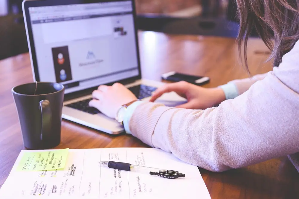 Equipe analisando dados para otimizar anúncios precisos em marketplaces
