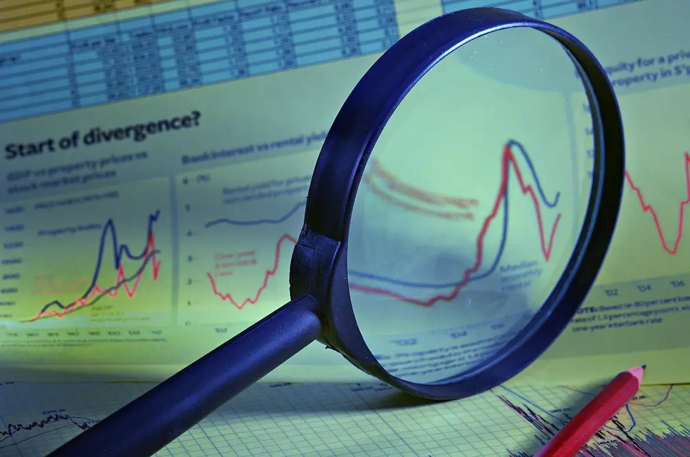 Profissionais de empresa trabalhando com pesquisas de mercado para planejamento estratégico