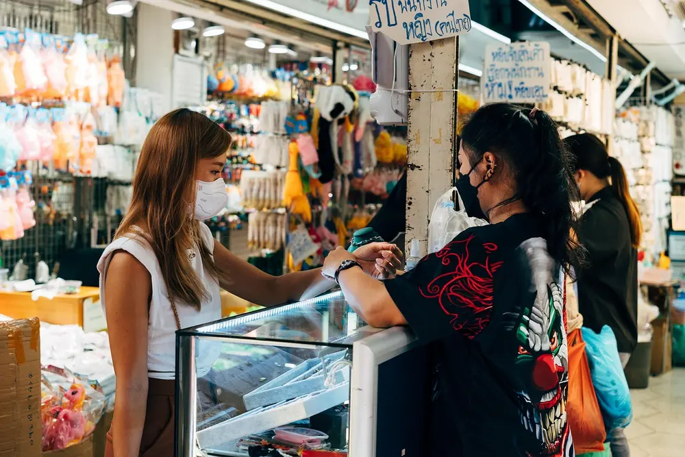 Ambiente de trabalho de lojista usando anúncios precisos na Shopee e Mercado Livre