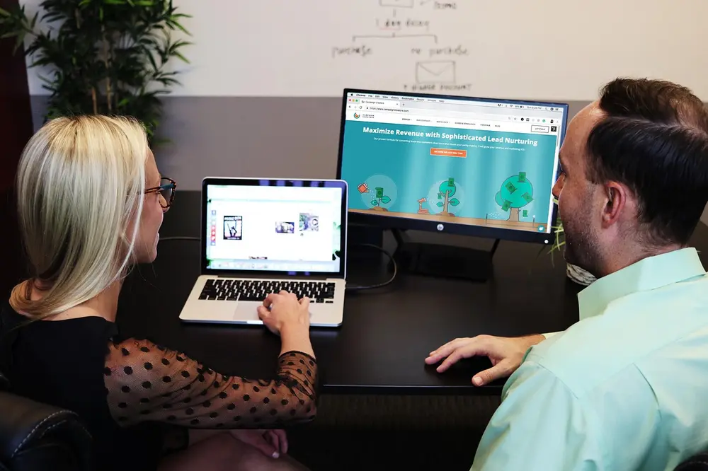Reunião de gestores avaliando sistema web sob medida para empresa