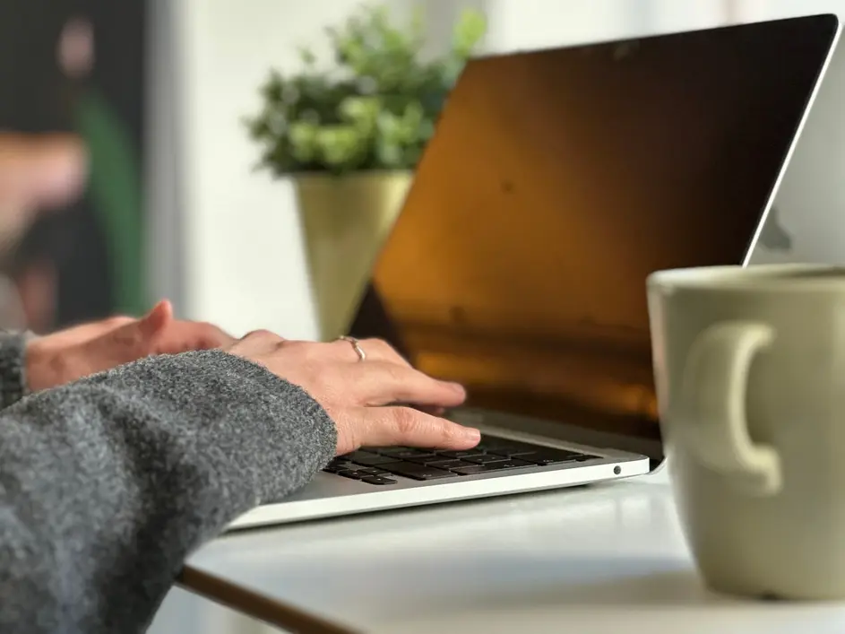 Profissional freelancer apresentando portfólio online para cliente em ambiente de trabalho moderno