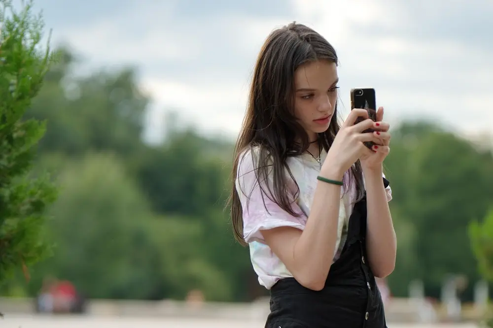 como as redes sociais afetam a formação da identidade dos jovens hoje no uso cotidiano