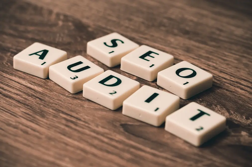 Pessoa analisando Search Console Insights com ícones de redes sociais ao redor
