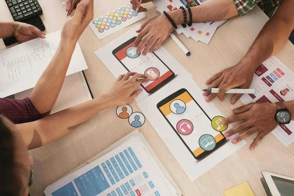 Consultor e gestores discutindo escolha do sistema personalizado para empresa