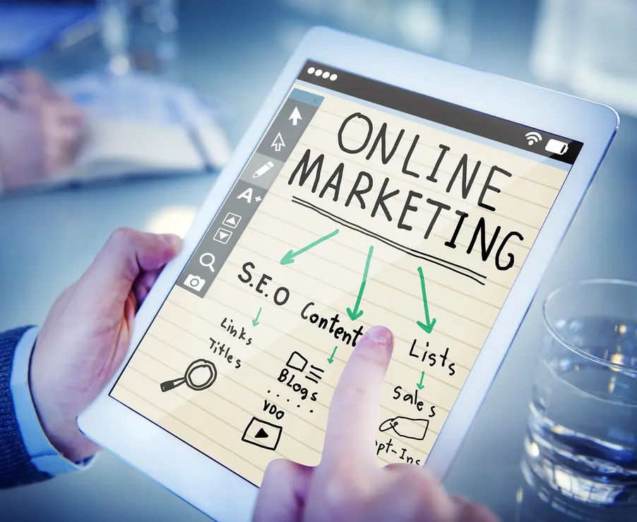 profissional ajustando otimização SEO on page e técnica em site empresarial