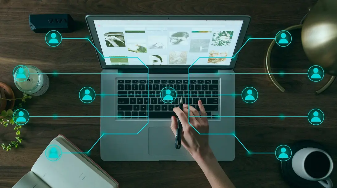 Smartphone exibindo feed do Instagram personalizado por inteligência artificial, ilustrando tendências de social media