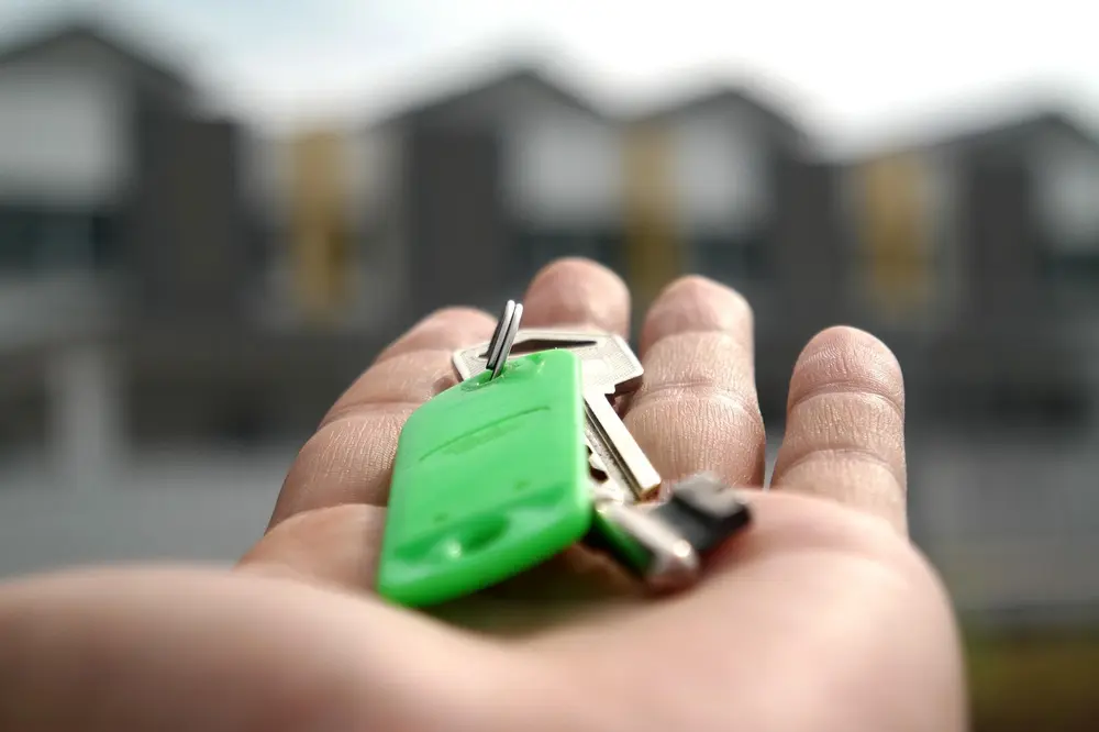 Profissionais das áreas jurídica e imobiliária analisando campanhas de tráfego pago Instagram