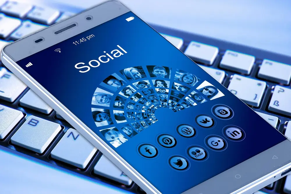 Tela de smartphone mostrando gerenciamento de anúncios para tráfego pago no Instagram e Facebook