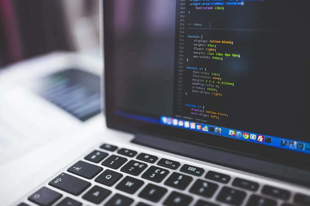 Explicação visual do Webhook com conexões digitais e fluxo de dados entre sistemas
